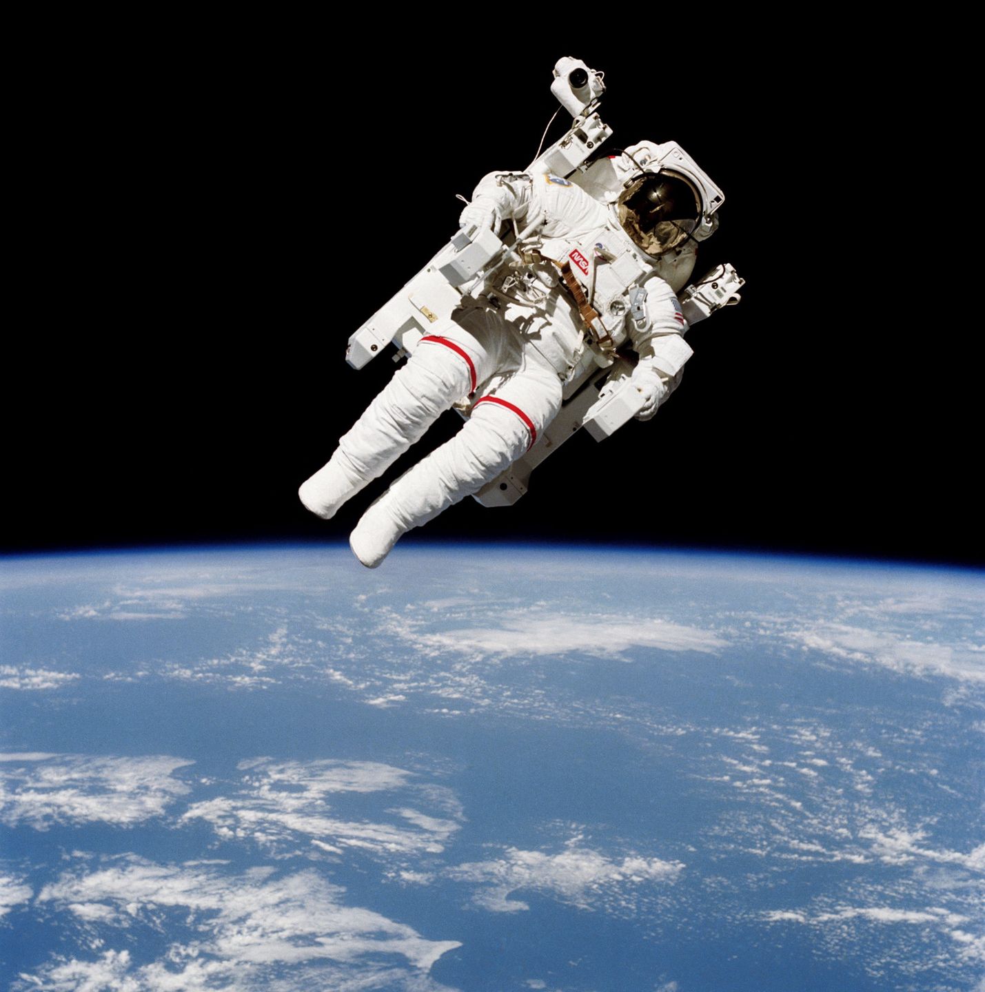 Bruce McCandless II swobodnie unosi się w przestrzeni kosmicznej