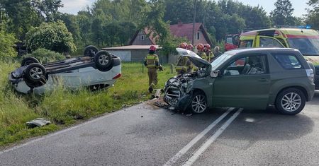 Wyjeżdżała z posesji. Skończyła na dachu
