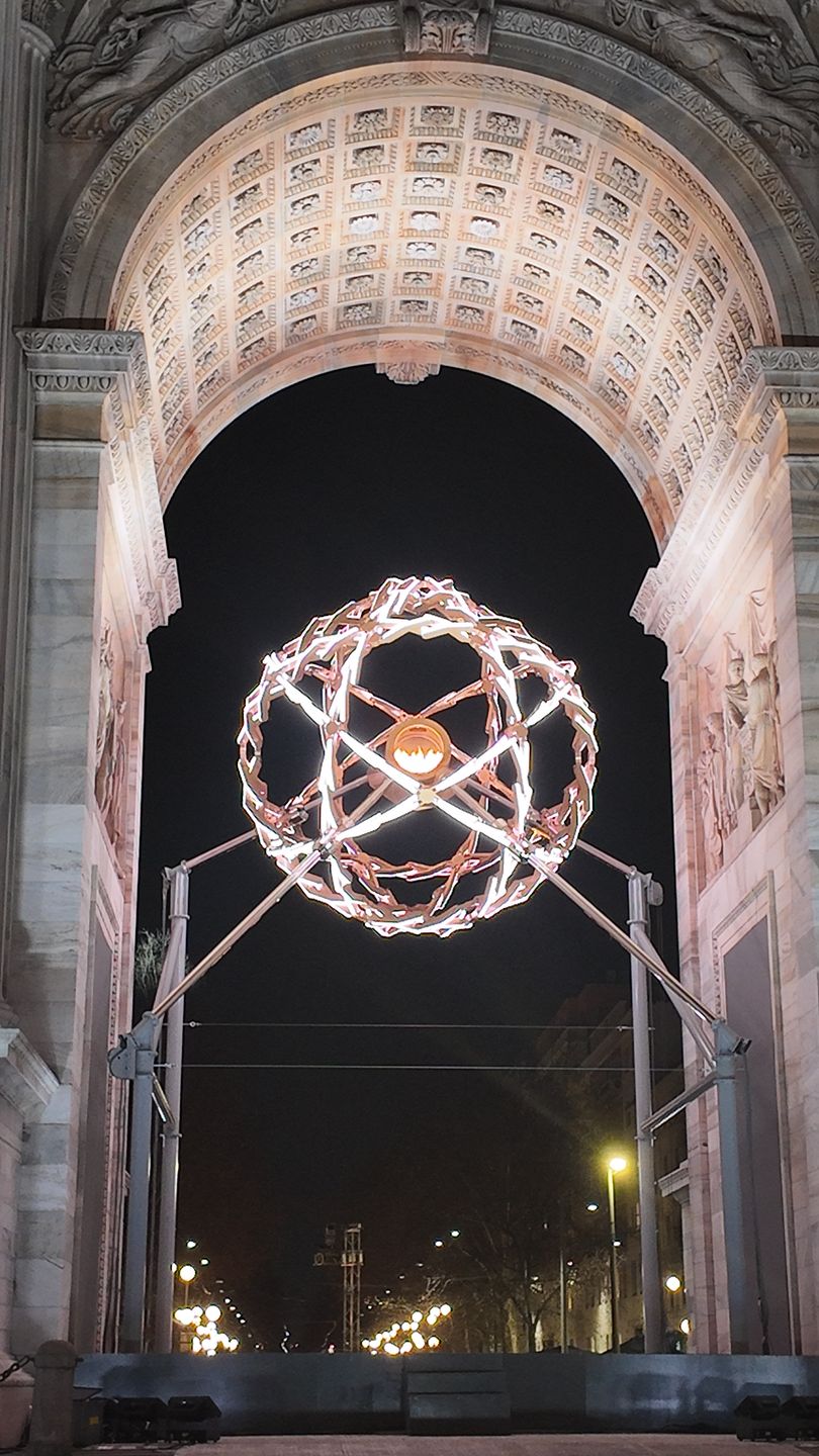 Wieczorne pokazy w Mediolanie są wyjątkowe i przyciągają tłum