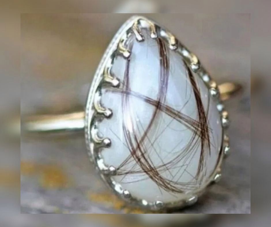 Matka pokazała pierścionek zaręczynowy. Został wykonany z włosów dziecka i kobiecego mleka