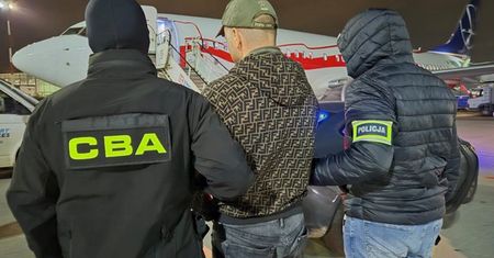 Paweł S. na lotnisku. Ten jeden szczegół przykuwa uwagę