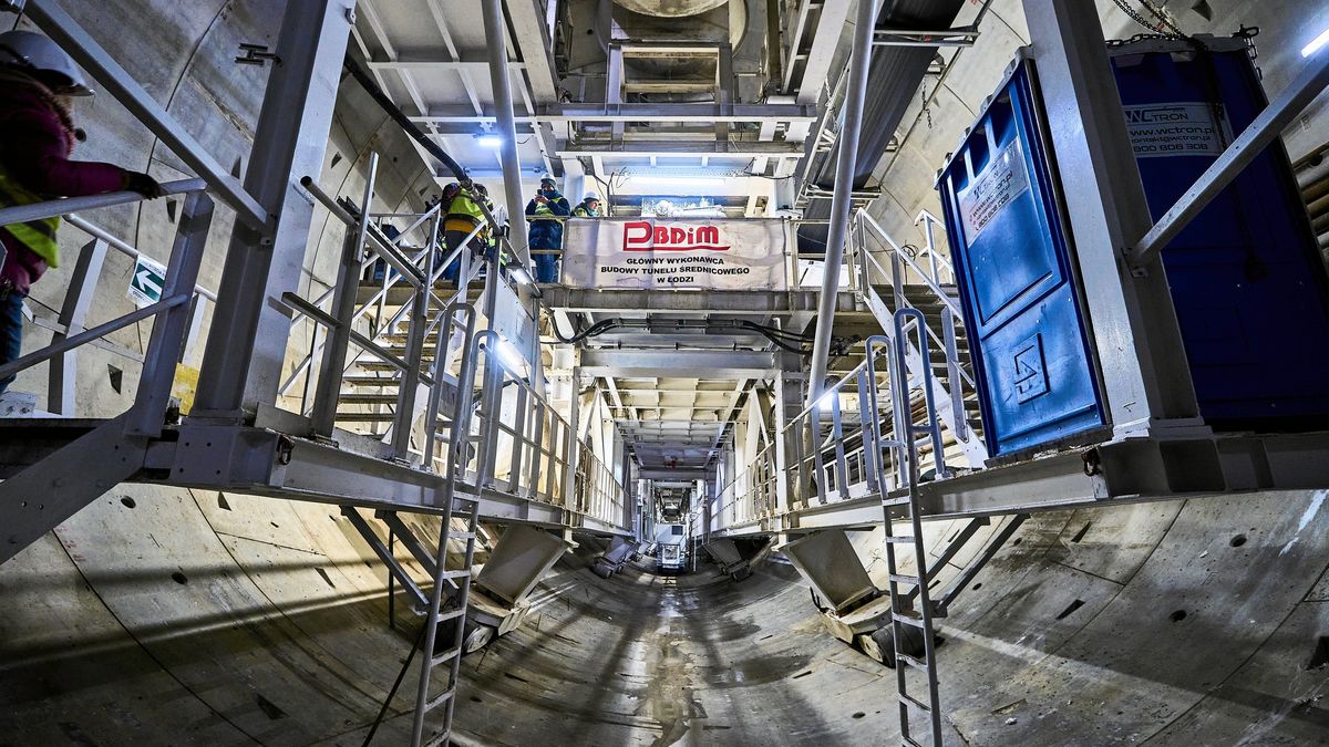 Budowa tunelu srednicowego w Lodzi
03.02.2026 Lodz , ul. Ogrodowa . Budowa tunelu kolejowego .  Tunel srednicowy . Podziemny tunel oraz stacja kolejowa Polesie podczas uruchomienia tarczy TBM Katarzyna . 
Fot. Tomasz Stanczak / Agencja Wyborcza.pl
Fot. Tomasz Stanczak / Agencja Wyborcza.pl
budowa, inwestycje, plk, kolej, tunele, tunel, budowy, /FR/