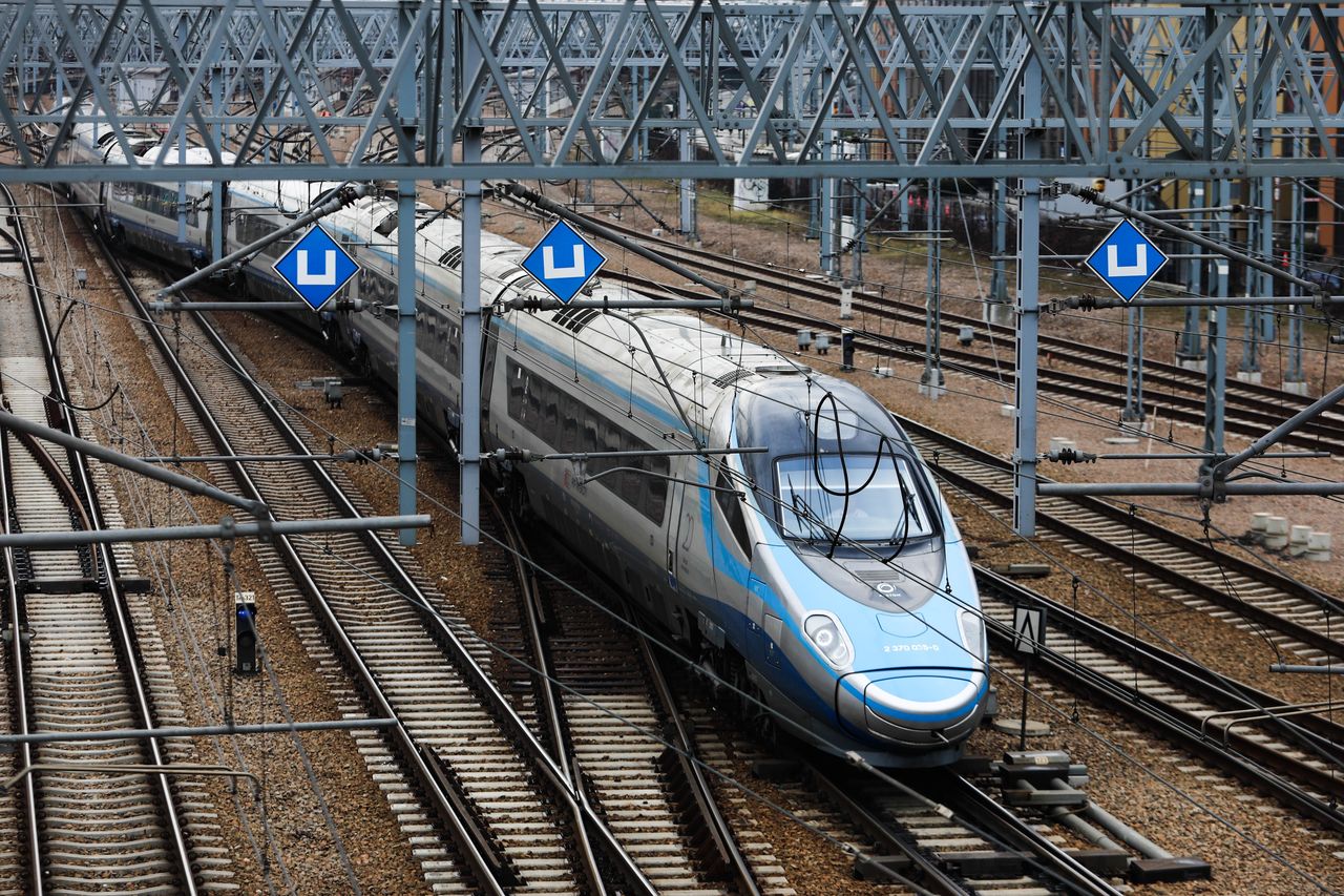 Tragiczny wypadek. Samochód wjechał pod pociąg Pendolino