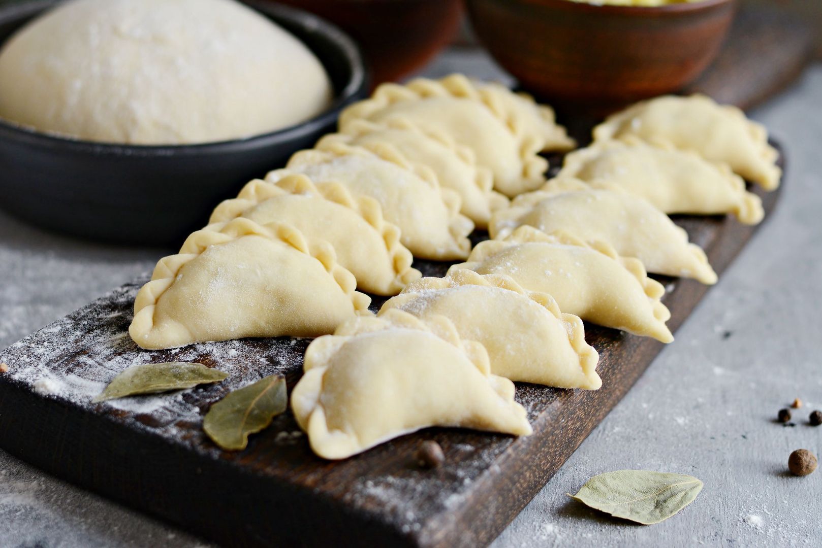 Surowe pierogi na desce