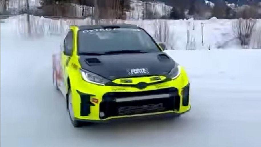 Aleksander Pelikański w rajdowej toyocie gr yaris