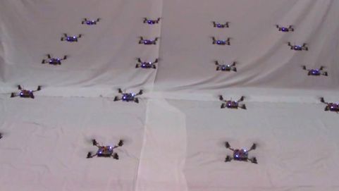 Rój quadrocopterów przyprawi Cię o ciarki na plecach [wideo] 1