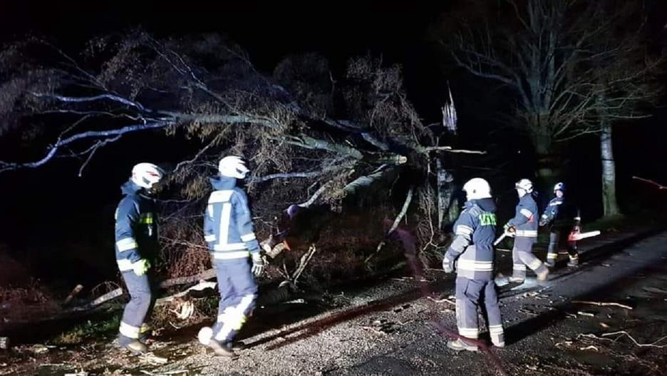 Wichura uderzyła w kolej. Pogoda przysparza problemów 