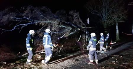 Wichura uderzyła w kolej. Zerwane trakcje, opóźnienia