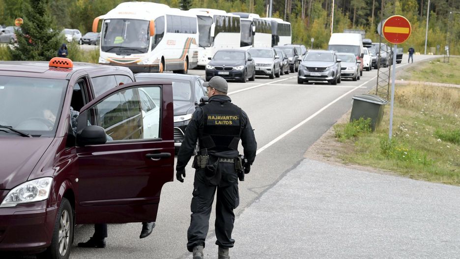 Ogromne kolejki Rosjan na granicy z Finlandią