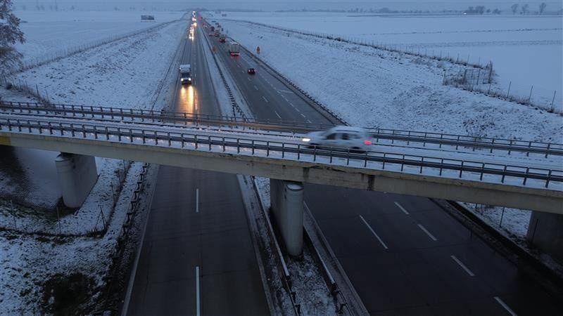 Intensywne opady śniegu na Dolnym Śląsku spowodowały sporo utrudnień na drogach. Wielu mieszkańców zgłaszało także awarie prądu.