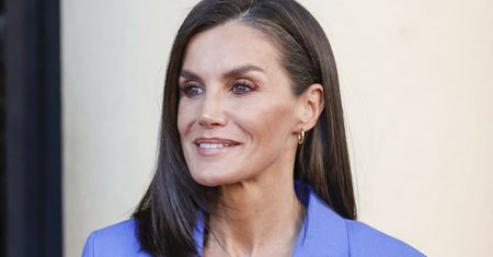 Królowa Letizia w "powycinanej" koszuli. Wyznacza nowe trendy?