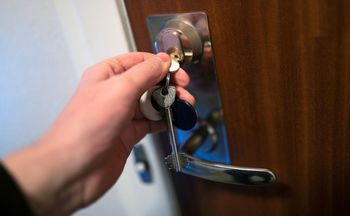 Zostawiasz klucz w zamku na noc? Natychmiast przestań