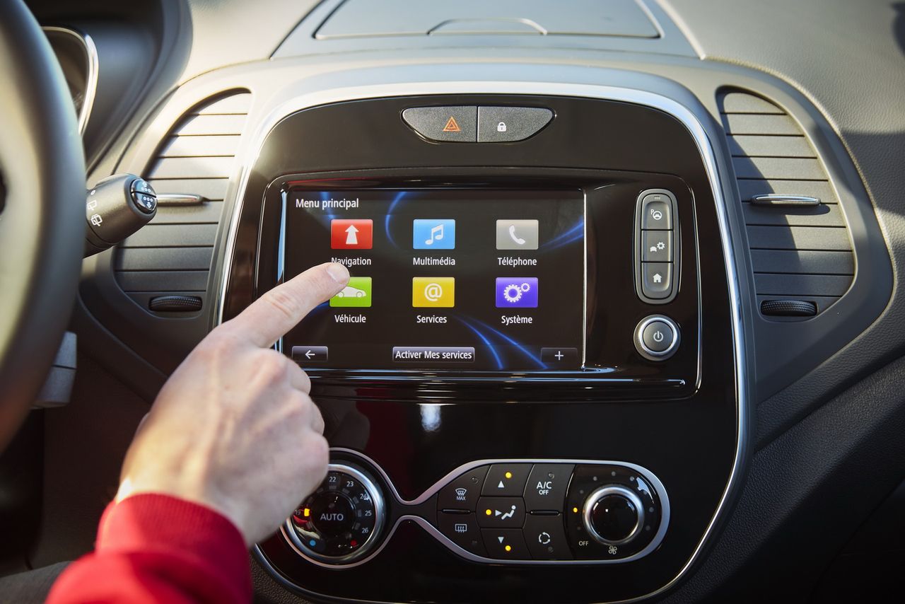 Renault zaktualizowało także system multimedialny R-Link obsługiwany przy pomocy ekranu dotykowego. Teraz jest on łatwiejszy w obsłudze i działa znacznie szybciej.