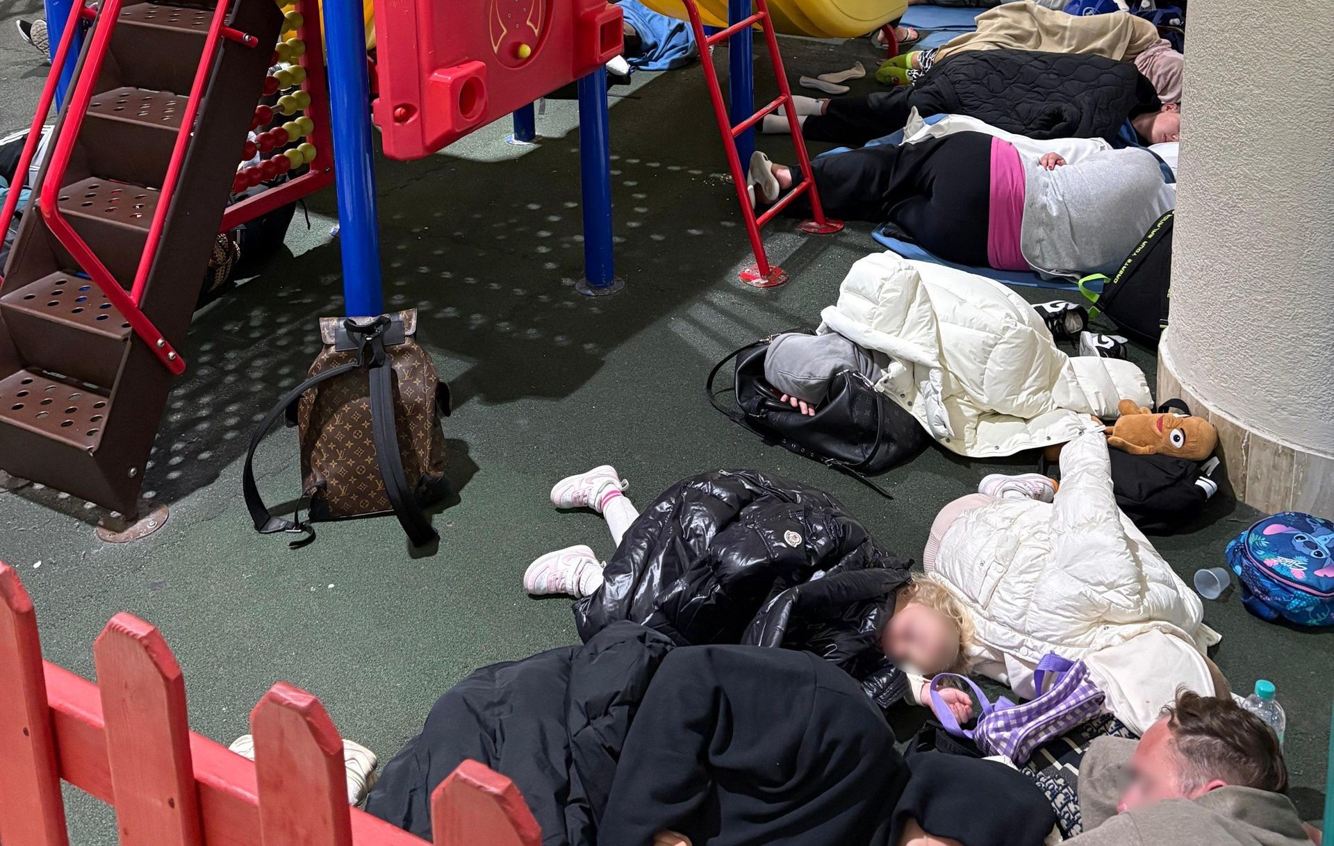 Podróżni spali na lotnisku 