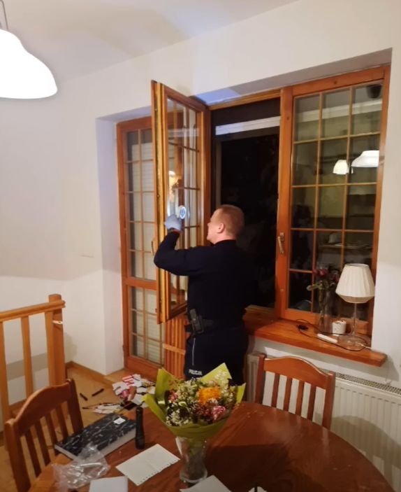 Policjanci zbadali dom w poszukiwaniu śladów po złodziejach 
