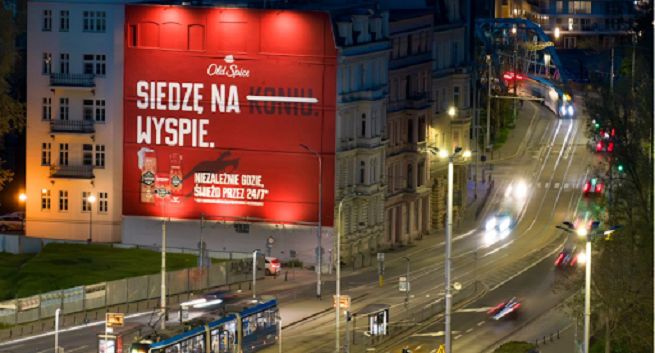 Old Spice na muralach odwołuje się do swojej słynnej kampanii “siedzę na koniu”