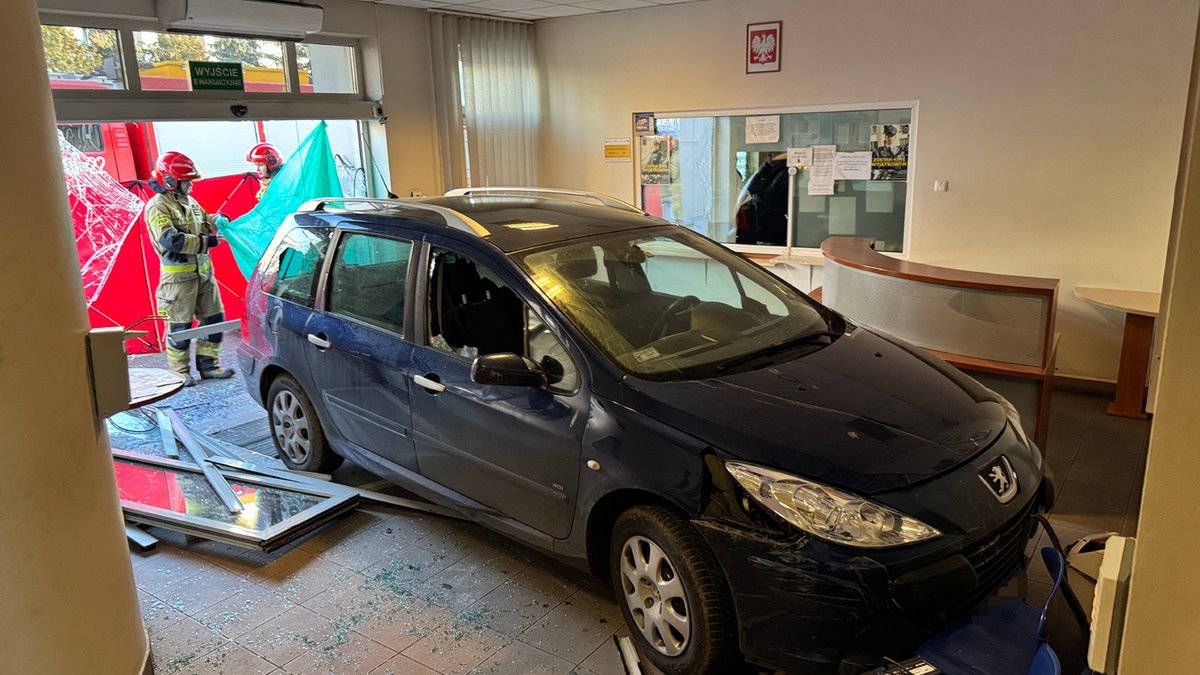 Wjechał autem do komisariatu. Usłyszał zarzuty