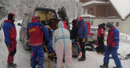 Beskidy. Uczestniczka wyprawy w szortach w szpitalu. Jest w ciężkim stanie