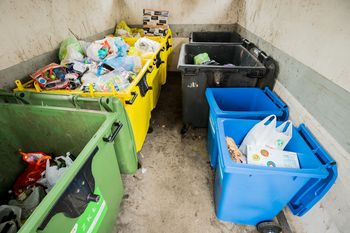 Żółta kartka za brak segregacji odpadów na Osowej Górze. Jak Bydgoszcz radzi sobie z problemem?