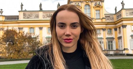 Półnaga Marianna pręży się przy choince
