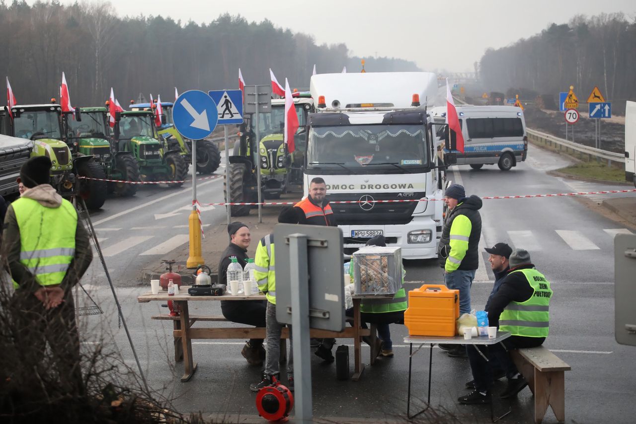 Rolnicy protestują w wielu miejscach. We wtorek zablokowali rondo w Zegrzu