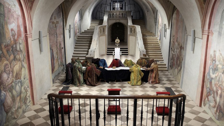 Kraków, 01.04.2021. Aranżacja Grobu Pańskiego w kościele Ojców Pijarów, 1 bm. w Krakowie. Na Wielki Piątek w kościołach budowane są Groby Pańskie. Ostatnia wieczerza to główny element tegorocznego wystroju Grobu Pańskiego w krypcie kościoła Pijarów w Krakowie. Autorem aranżacji jest artysta malarz Jerzy Michał Murawski z Torunia. (sko) PAP/Łukasz Gągulski