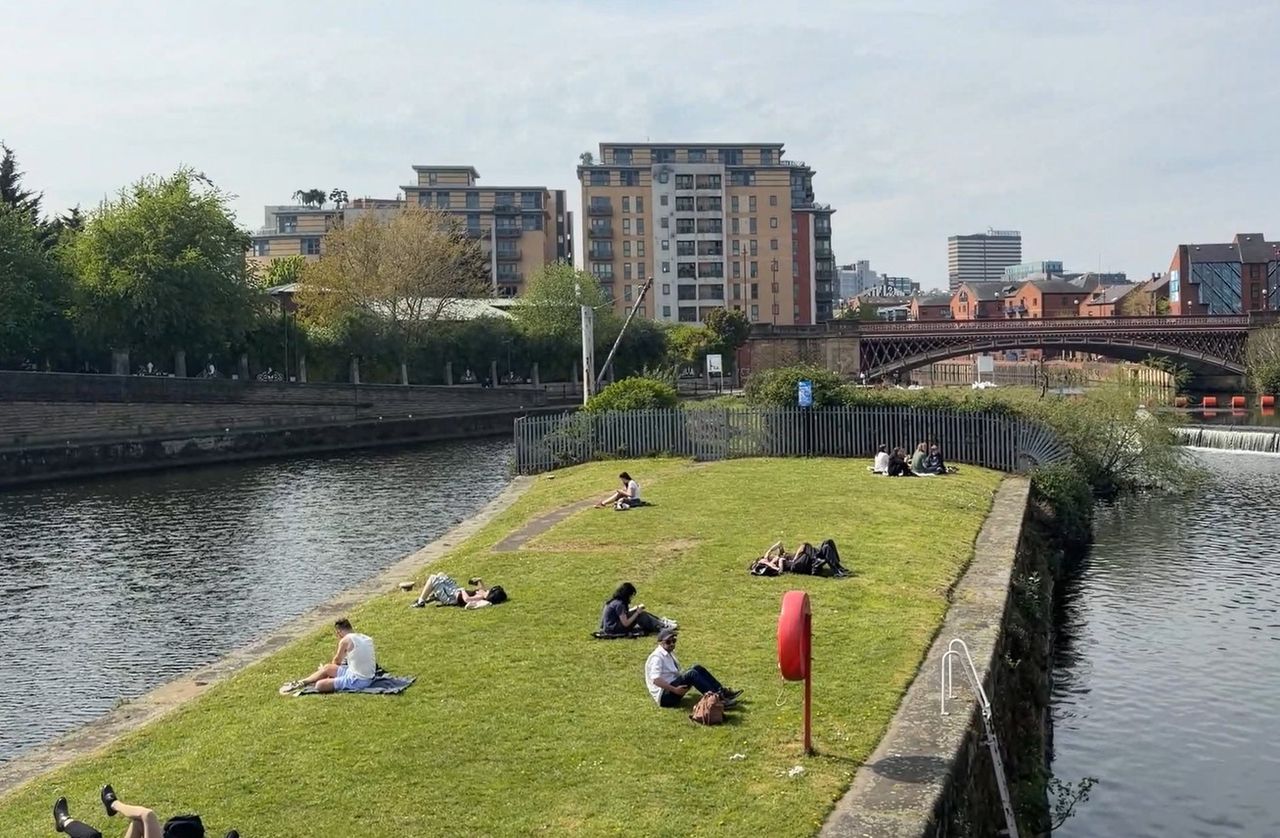 Pogodowe anomalie na Wyspach. Ludzie wylegli na trawniki