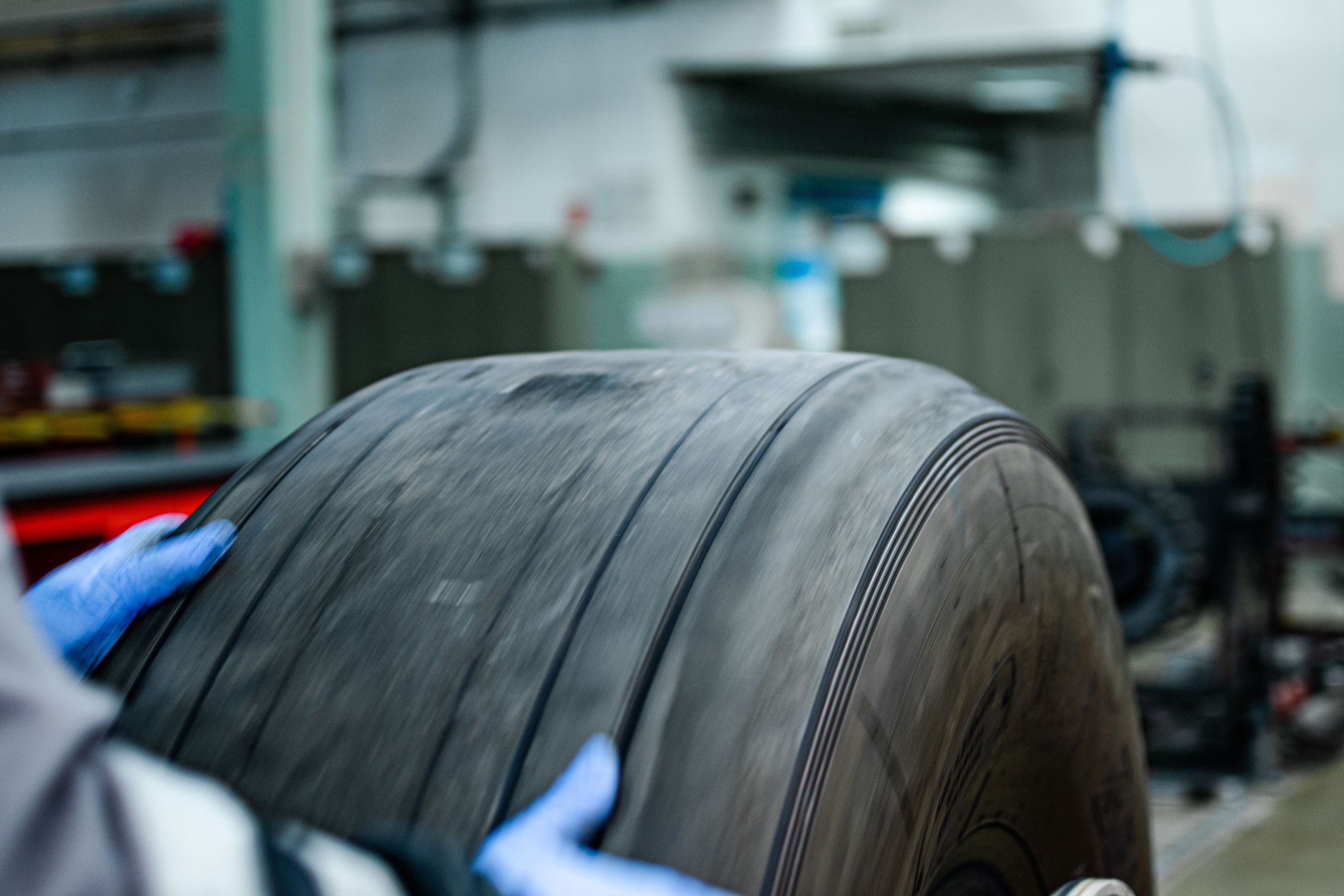 Wymiana opon w samolocie