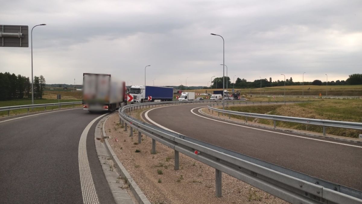 Ciężarówka wjechała pod prąd na drogę ekspresową