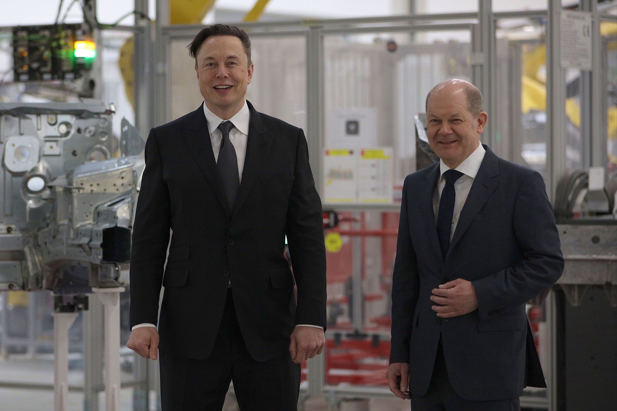  epa09842271 Tesla CEO Elon Musk (L) and German Chancellor Olaf Scholz (R) at the opening day of the Tesla 'Gigafactory' in Gruenheide near Berlin, Germany, 22 March 2022.  EPA/CHRISTIAN MARQUARDT  / POOL 
Dostawca: PAP/EPA.
