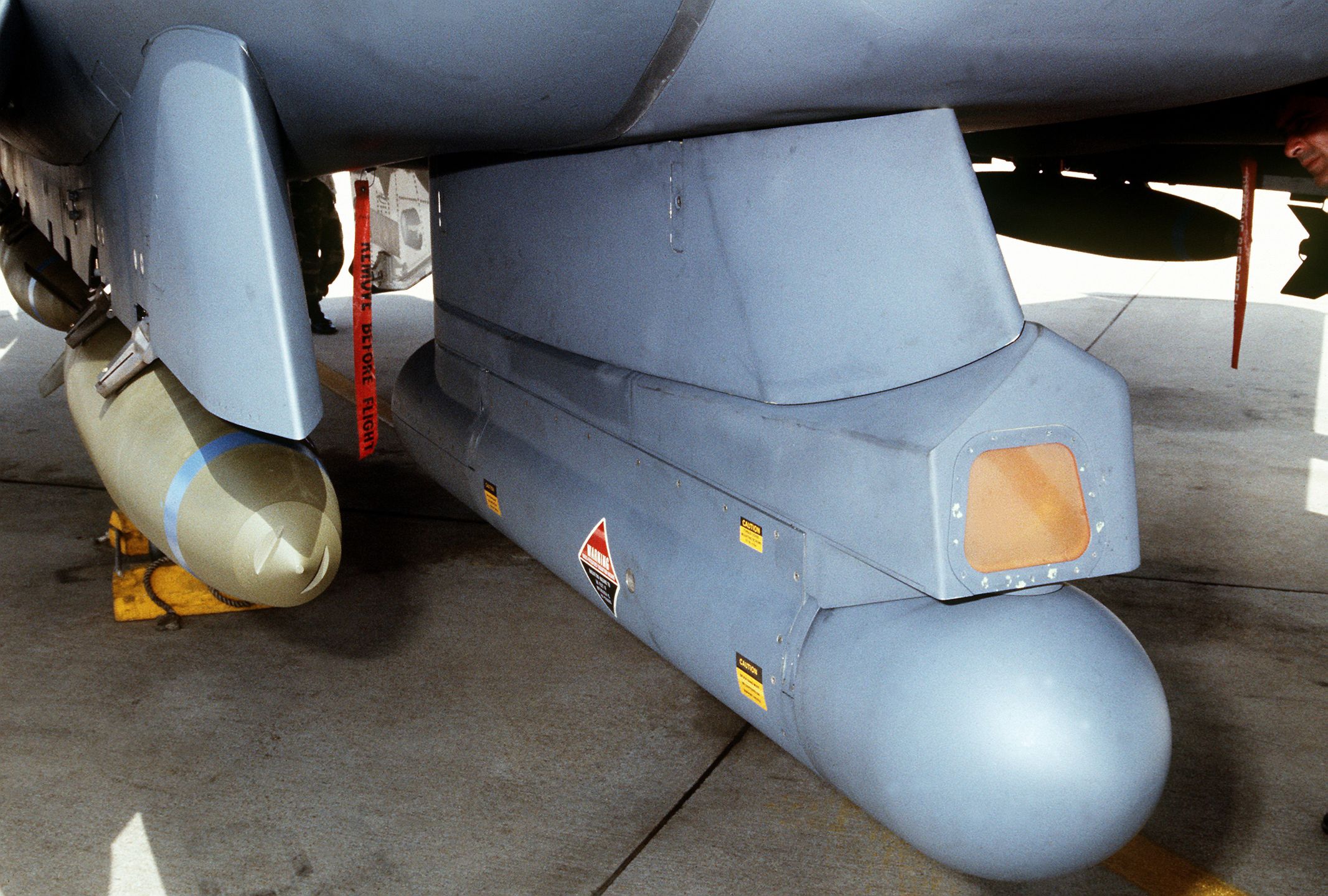 Jeden z modułów systemu LANTIRN - zasobnik AN/AAQ-13 umieszczony pod F-15E