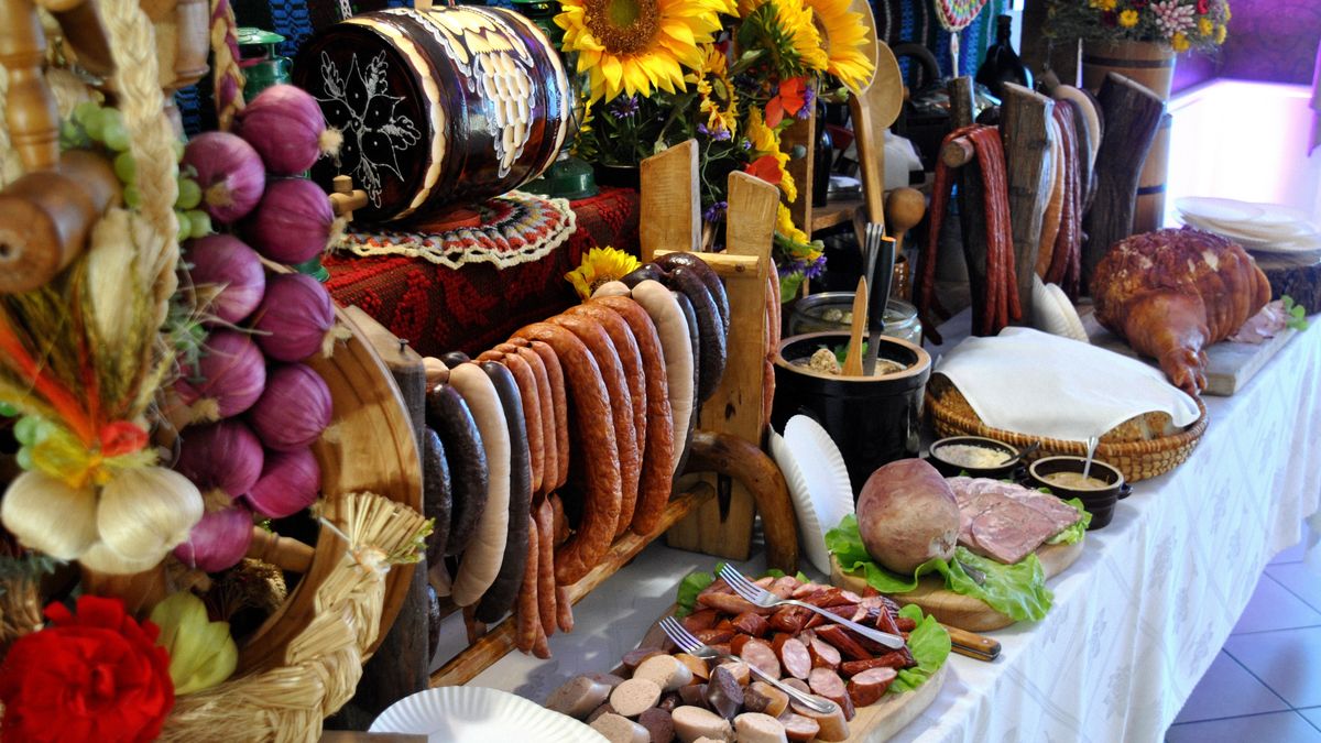 Przykładowy wiejski stół to m.in. swojskie wędliny
