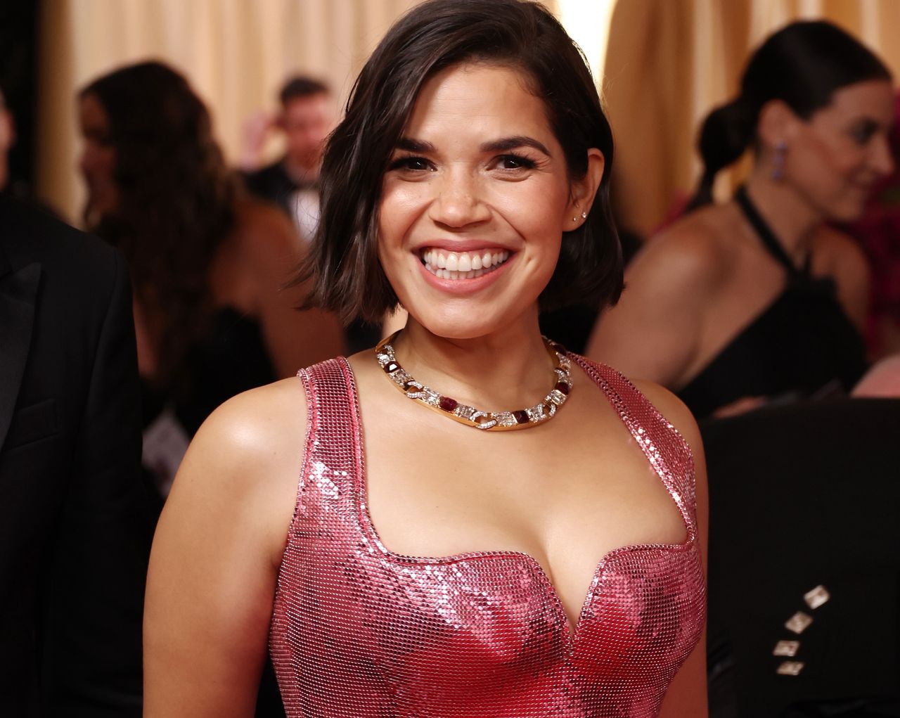 Oscary 2024: America Ferrera na czerwonym dywanie