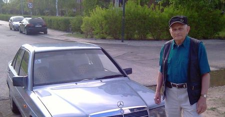 Pan Bogdan z Łodzi jeździł tym autem ponad 30 lat, teraz jego mercedes jest do kupienia