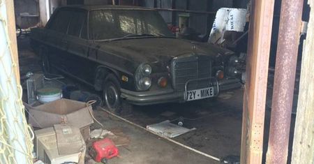 W rozpadającym się magazynie znaleźli starego mercedesa