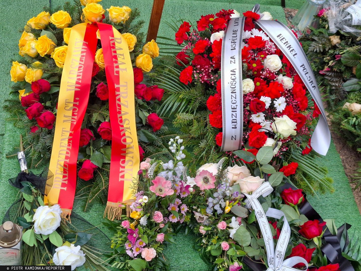 Wiązanki na grobie Bożeny Dykiel