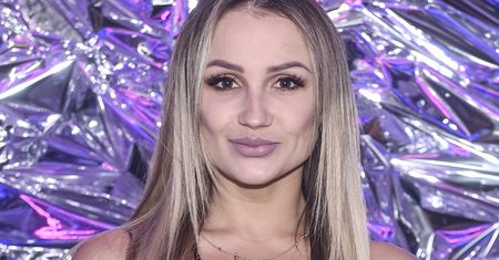 Sylwia Madeńska pręży się w oknie. Ma na sobie tylko skąpe bikini
