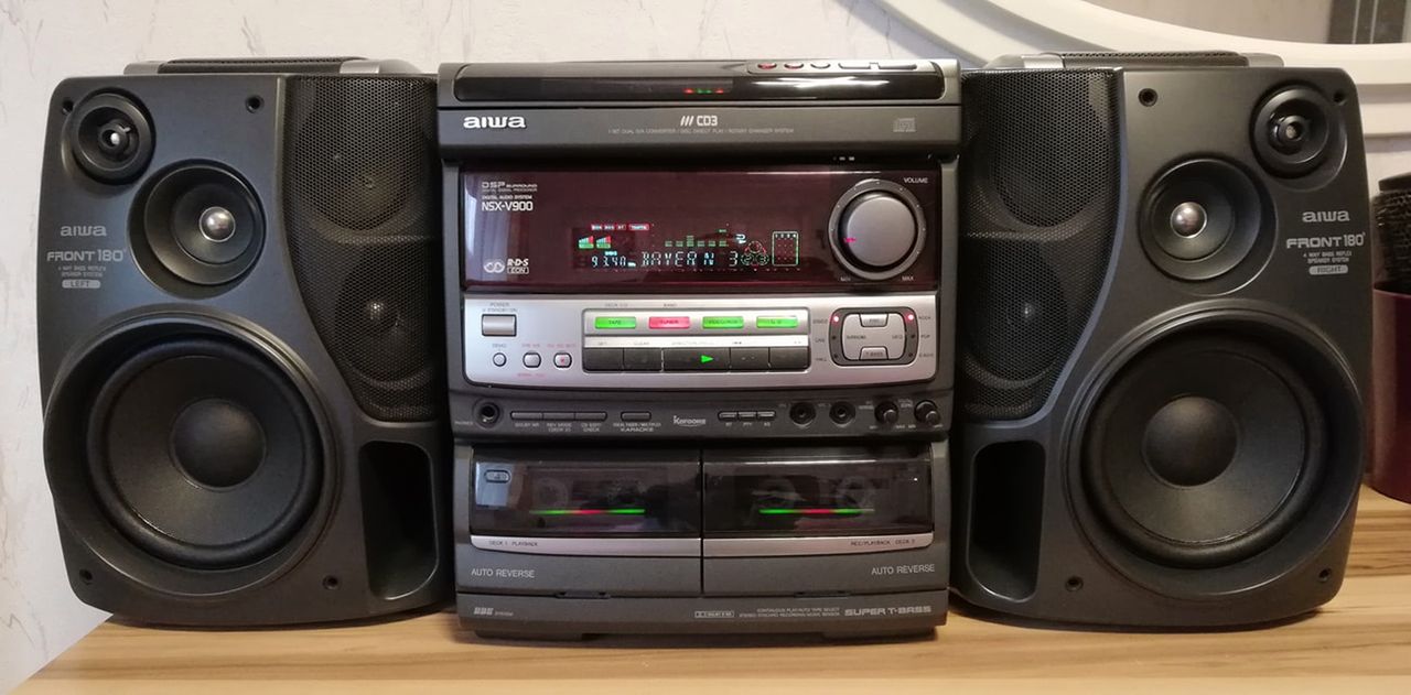 Aiwa NSX-V900 - bardzo popularny model z końca lat 90'. Uwagę zwracają ciekawie rozwiązane głośniki surround w kolumnach, umieszczone "do środka".