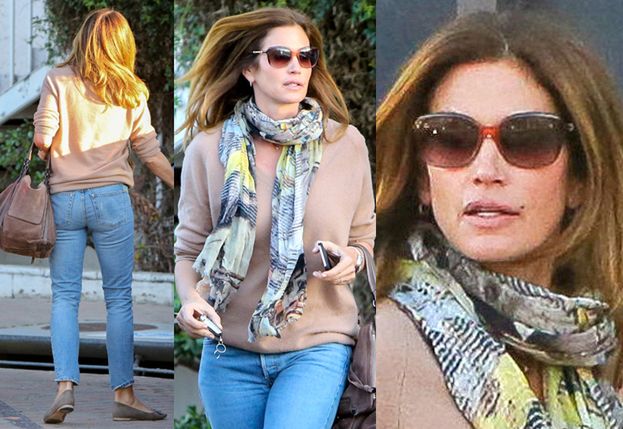 50-letnia Cindy Crawford w obcisłych jeansach (ZDJĘCIA)