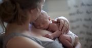 Noworodek nie może zasypiać na piersi rodzica. To grozi uduszeniem