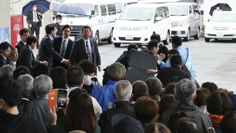 Premier Japonii Fumio Kishida ewakuowany po domniemanym ataku bombowym
Japanese Prime Minister Fumio Kishida escapes after an explosion at a fishing port in Wakayama City, Wakayama Prefecture on April 15, 2023. The explosion sound was heard at the port in Saikazaki, Wakayama City where Prime minister Fumio Kishida was scheduled to make an election campaign speech. According to police, no one was injured and a man was detained. The explosion occurred shortly after 11:00 a.m. ( The Yomiuri Shimbun via AP Images )
Kenichi Unaki