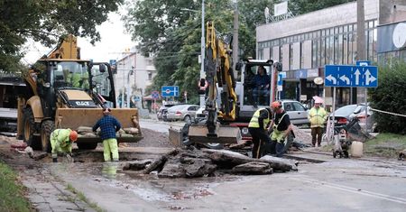 Woda na ul. Głębokiej wróciła do kranów jeszcze w nocy, ale ulica wciąż jest nieprzejezdna | ZDJĘCIA