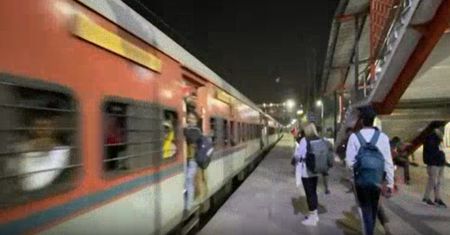 "Jak stare PKP". Pięć godzin opóźnienia i śmietnik na łańcuchu. Bareja w Indiach