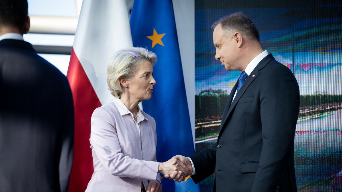 Na zdjęciu szefowa Komisji Europejskiej Ursula von der Leyen i prezydent Polski Andrzej Duda podający sobie ręce