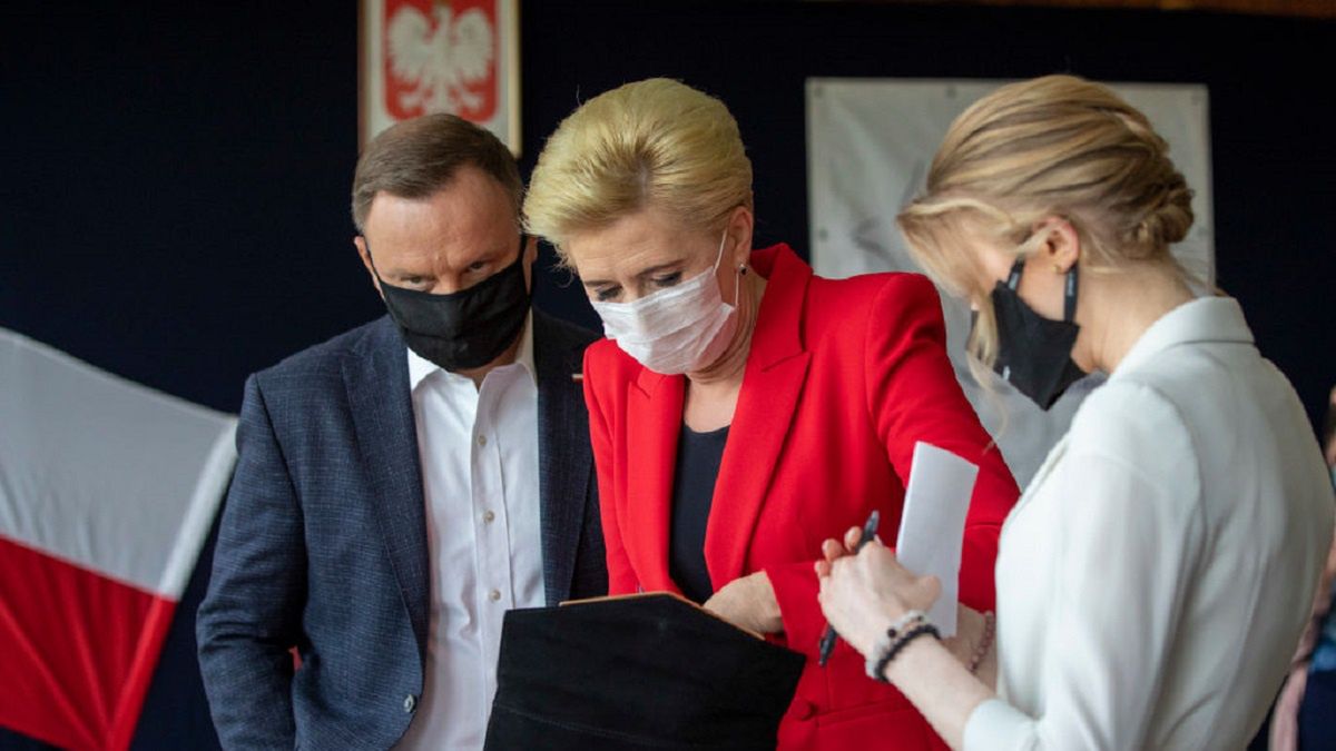 Andrzej Duda razem z żoną i córką udali się do lokalu wyborczego. 