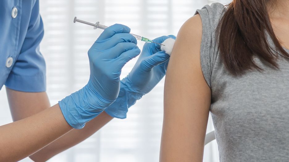 szczepienie szczepionka strzykawka szczepienia koronawirus pfizer astrazeneca moderna johnson