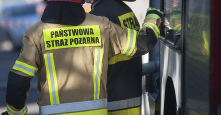 Odpalili fajerwerki w domu. Strażacy ewakuowali 12 osób