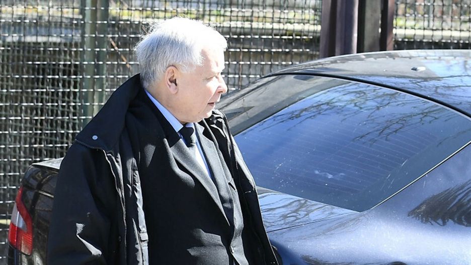 Kierowca Kaczyńskiego przyłapany. Prezes PiS spieszył się na mszę 