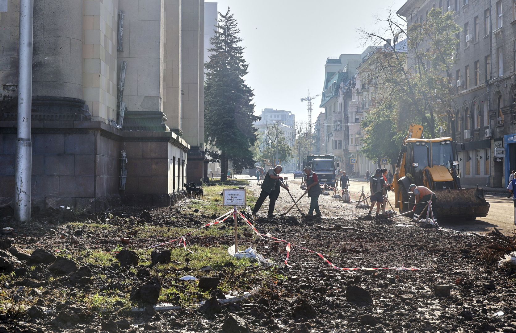 Russian invasion of Ukraine
epa10145101 Communal workers clean the debris near the regional administration building after a rocket shelling downtown Kharkiv, Ukraine, 29 August 2022 amid Russia's military invasion. Kharkiv and surrounding areas have been the target of heavy shelling since February 2022, when Russian troops entered Ukraine starting a conflict that has provoked destruction and a humanitarian crisis.  EPA/SERGEY KOZLOV 
Dostawca: PAP/EPA.
SERGEY KOZLOV