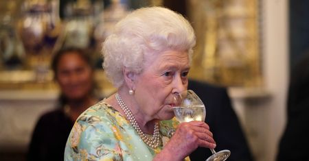 Królowa Elżbieta II ma swoje ulubione alkohole. Były królewski szef kuchni zdradza tajemnice